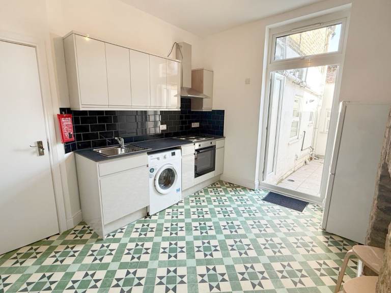 Modern Ground Floor Studio Flat to Rent, Chatsworth Road, Hackney E5