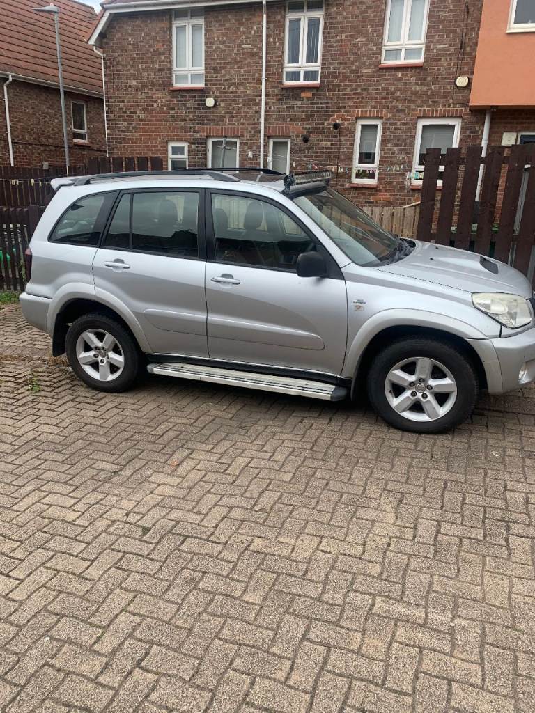 Toyota RAV 4 Estate 20DIESEL  SPARES REPAIR  NEEDS ALTNATOR FITTED £600 NO OFFERS 