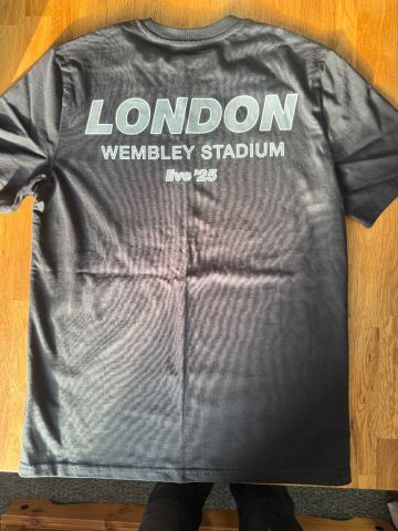oasis Tシャツ Wembley Stadium live '25 ロンドン Oasis Live '25 Wembley T-Shirt – New with Tags, Medium | in