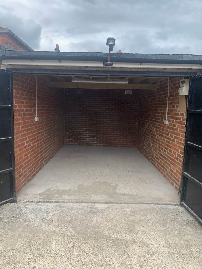 Secure garage/storage in Croydon/ Thornton Heath CR0 3QX