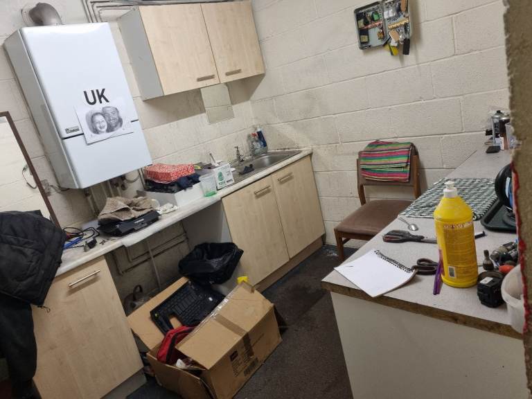 unit approx 1200 sq ft in Swinton Manchester to rent can park upto 8 cars inside. roller shutter.