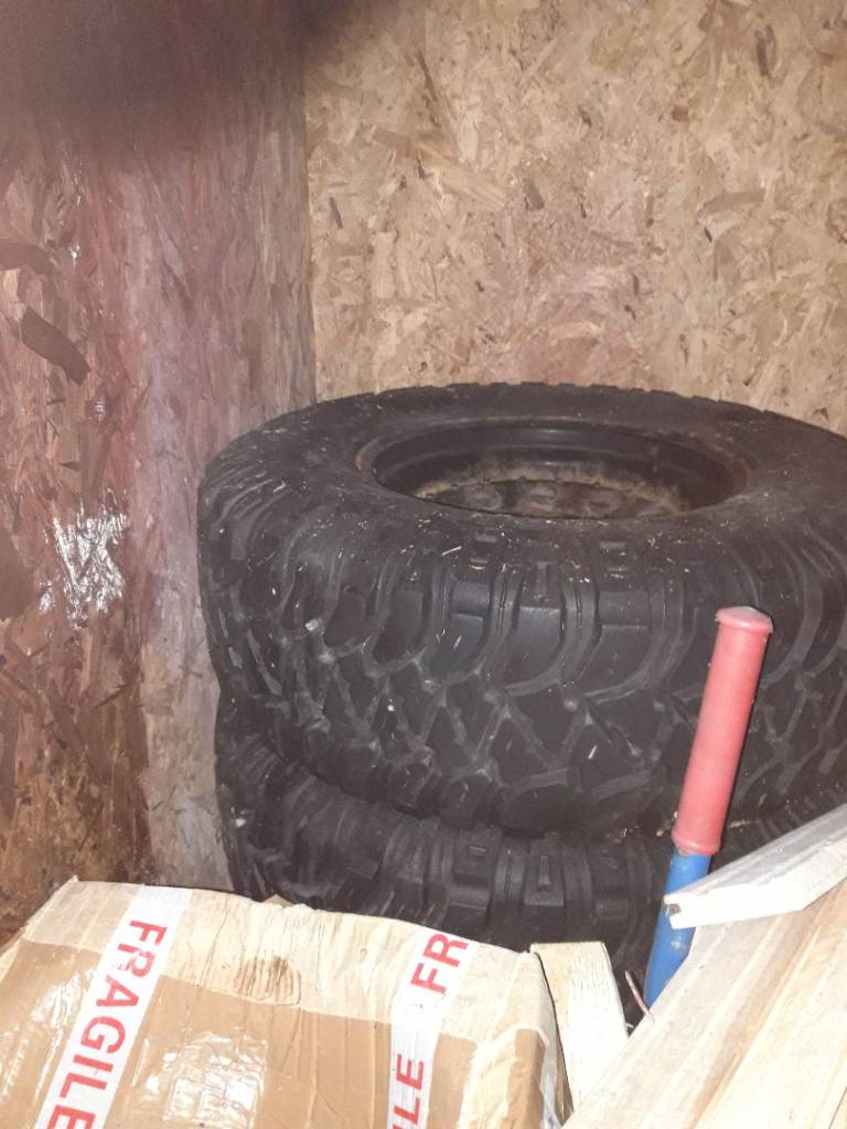 Land rover defender wheels and tyres