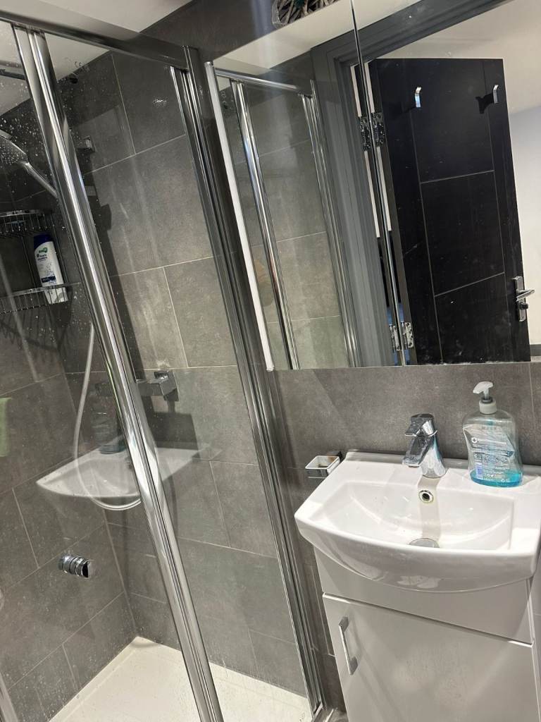 DOUBLE ROOM IN APARTMENT HOUSE IN BARKING , IG11 0YY FOR £728pcm..AVAILABLE STAIGHTAWAY!!
