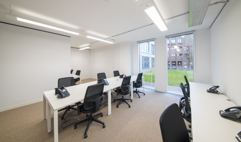 Uxbridge - UB8 1JG \ Adaptable Office Space with a 15-Desk Layout
