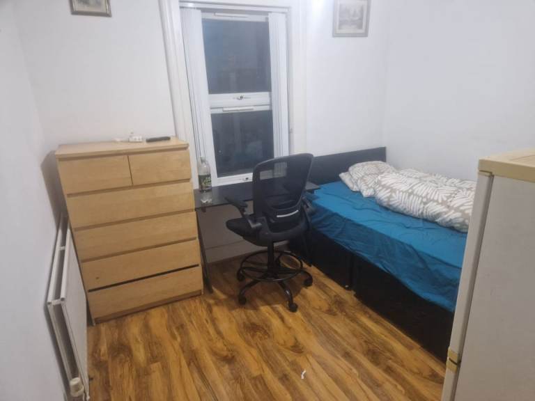 SINGLE ROOM for RENT near TRAIN STATION and University 