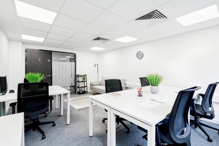 Woking - GU21 6BG \ Adaptable Office Space with a 15-Desk Layout