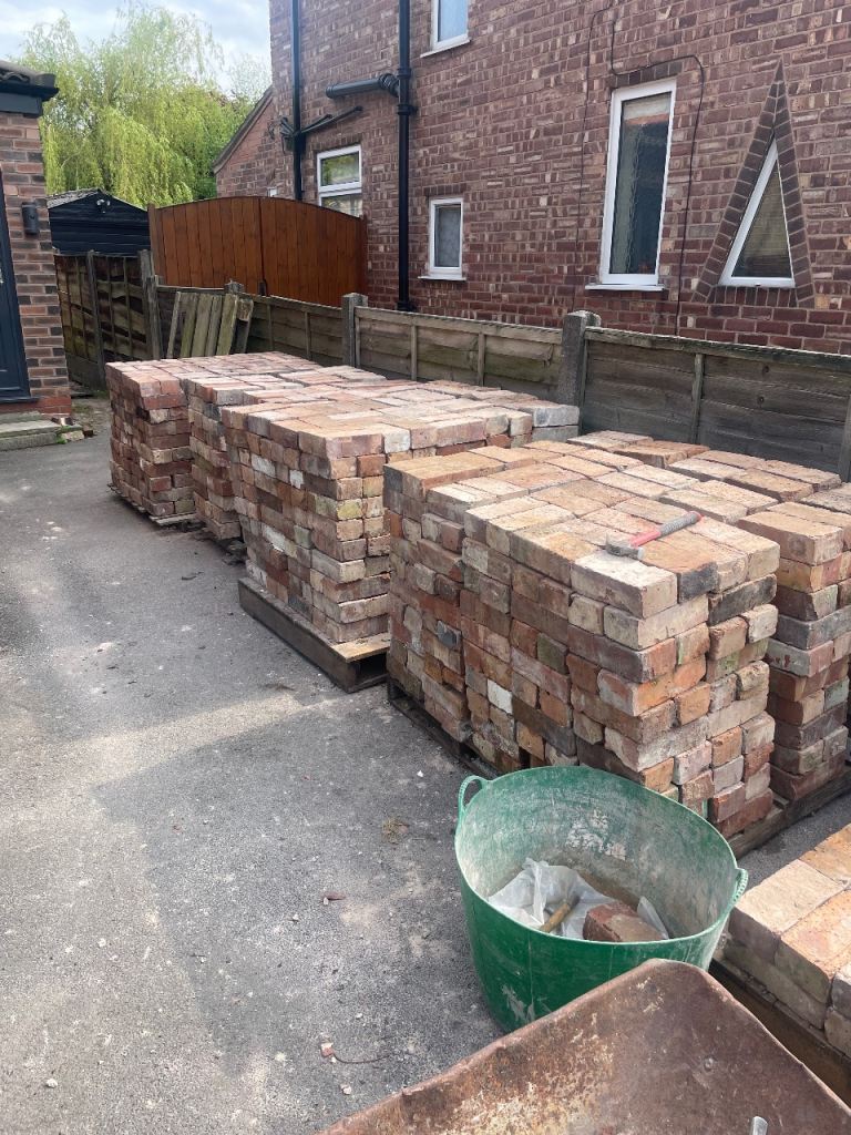 Clean reclaimed bricks 