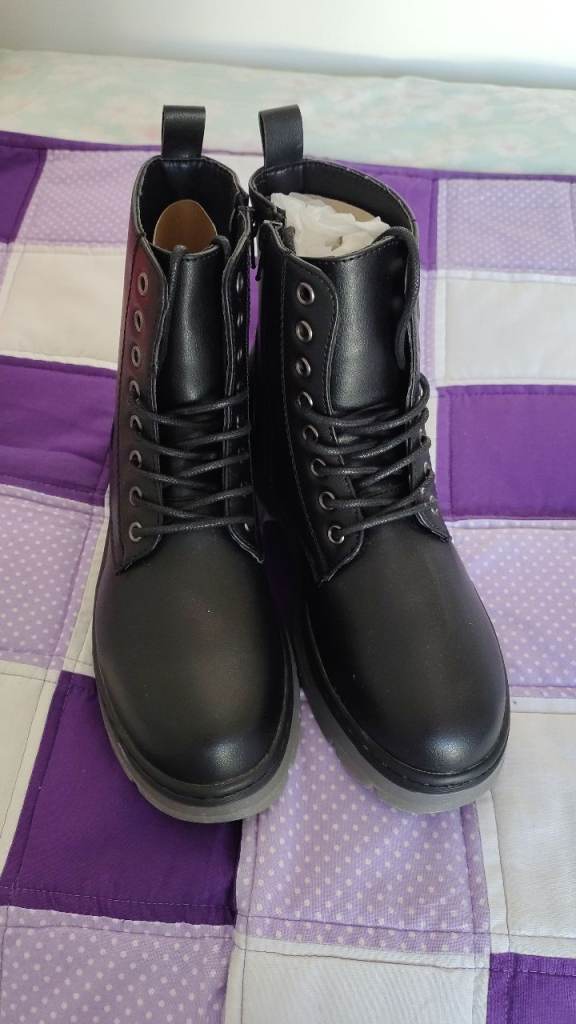 Ladies Black Zip-Up Boots.