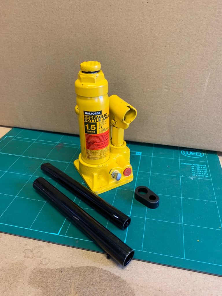 image for Halfords 1.5 Tonne Bottle Jack