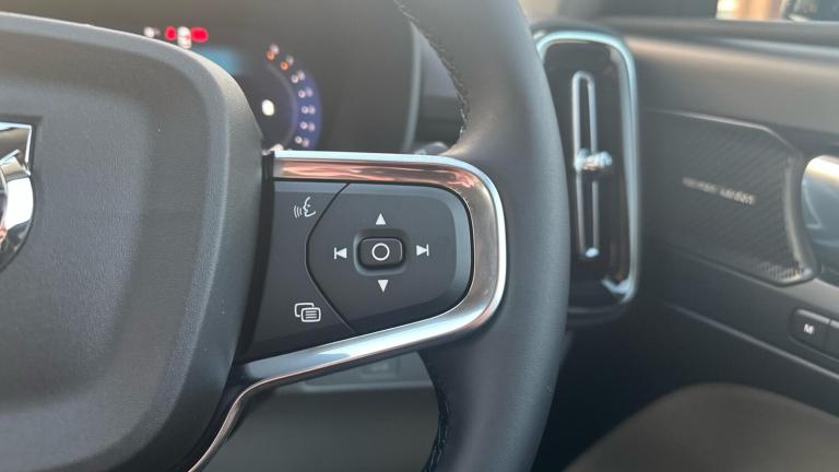  Volvo XC40 2.0 B4 MHEV Ultra Bright DCT Auto Euro 6 (s/s) 5dr Petrol/Electric Hybrid Automatic