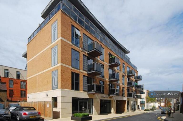1 bedroom flat in Surbiton Plaza, Surbiton, KT6 (1 bed) (#2158585)