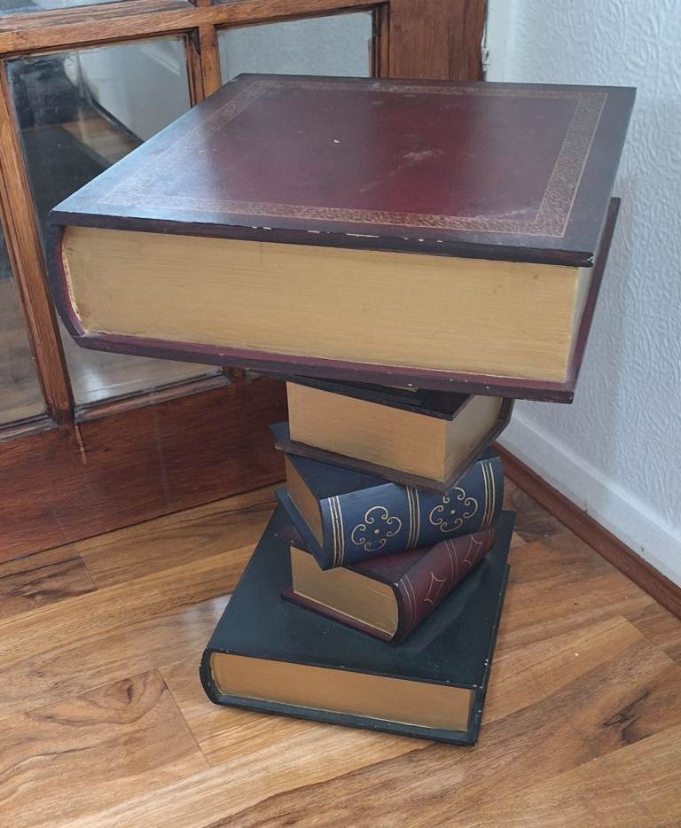 wood antique cabinet a lift-up lid. 'Shabby chic' appearanc.in good condition 