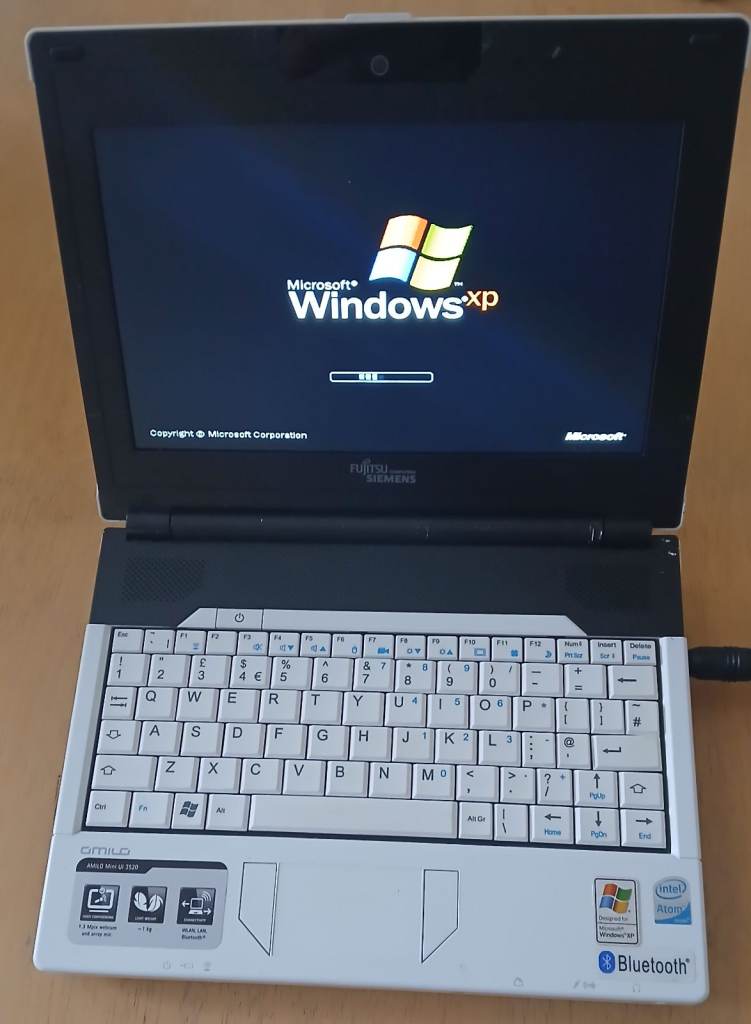 Fujitsu-Siemens Amilo Mini Ui3520 Netbook Windows XP fresh install with Power pack