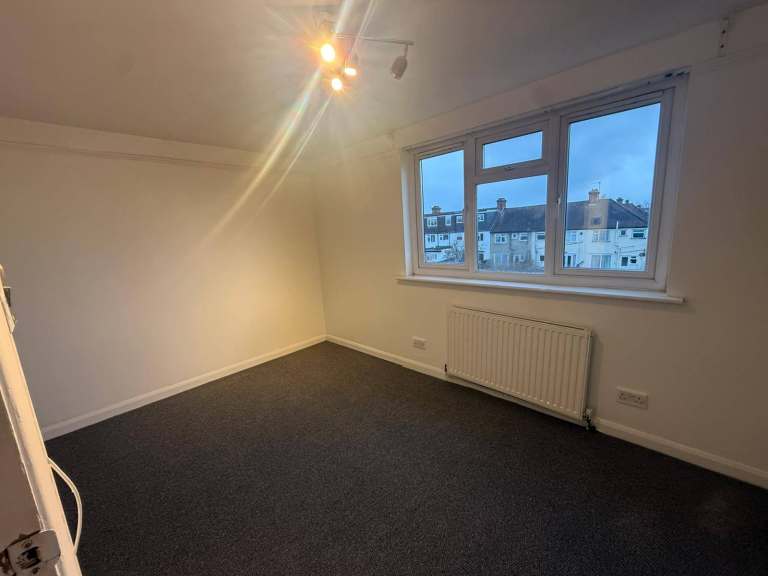 Spacious and Cosy 3 Bed Flat available for Rent in - CR4 1LF