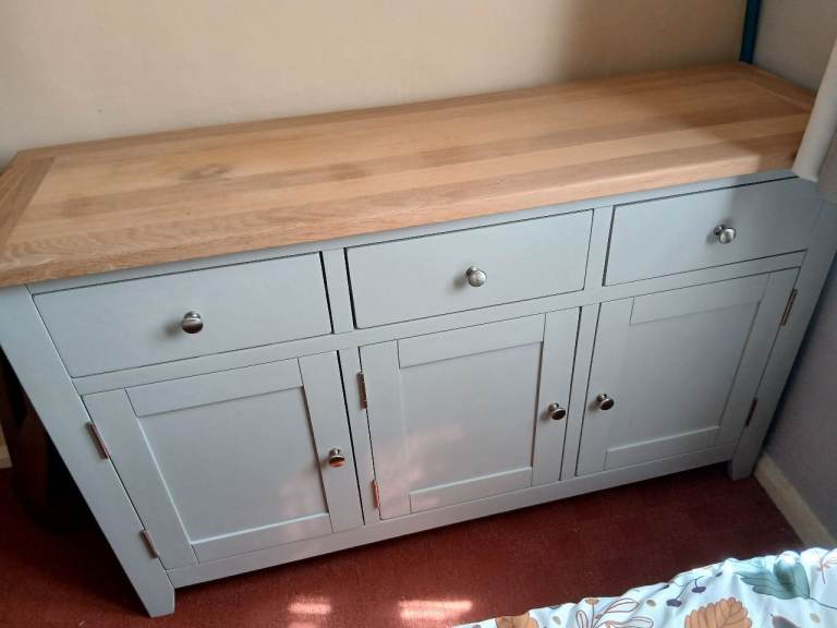 Beautiful Oak sideboard, 3 drawers 3 cupboards 