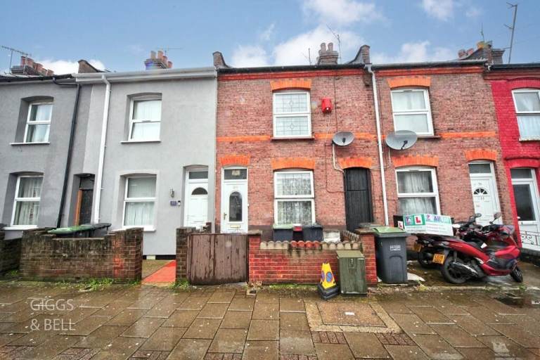 3 Bed Freehold House for Sale – Luton (LU4) – Offers Over £280k