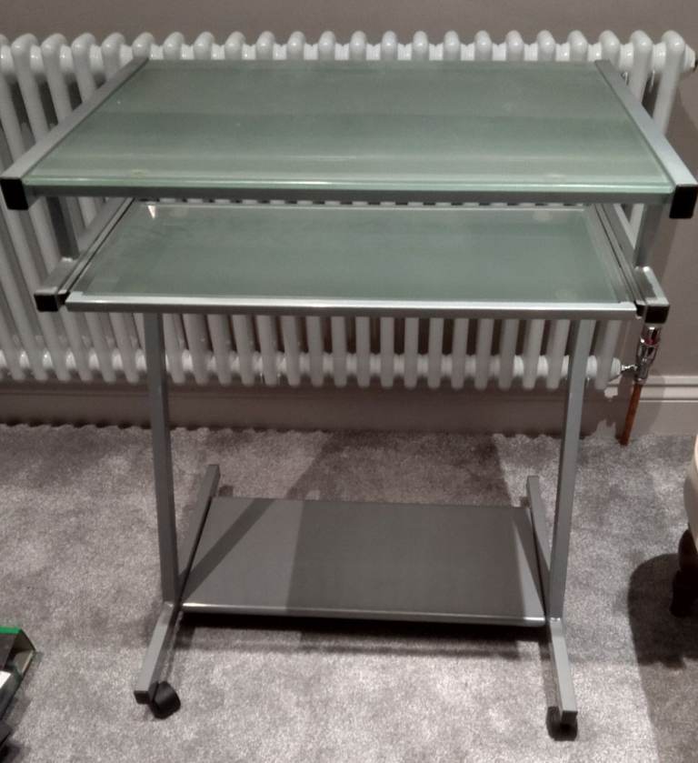 Computer desk in grey metal and tempered glass