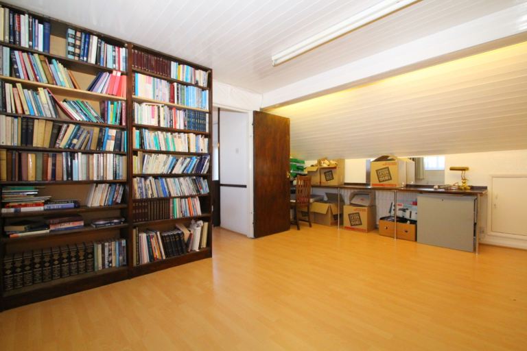 Chain free! Hane Estate Agents are pleased to offer a spacious 4 bedroom semi-detached house. 