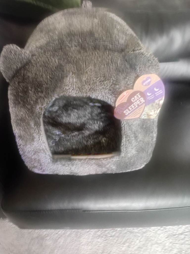Nearly new cat bed