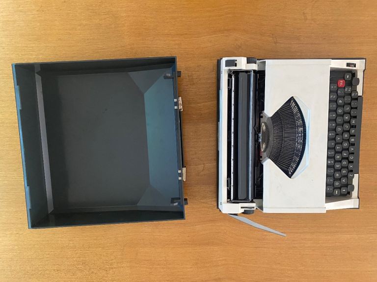Olympia Olympette Special Typewriter with Case – Good Condition