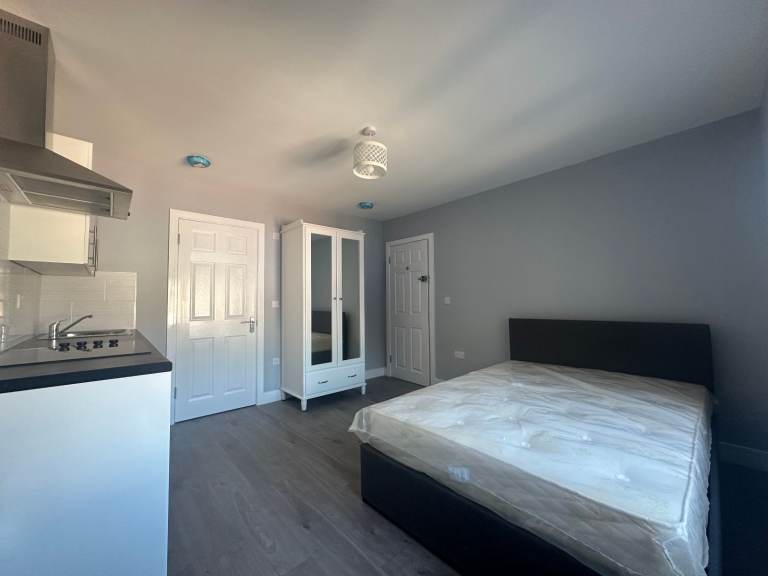 Bright and Modern Studio Flat in Greenford