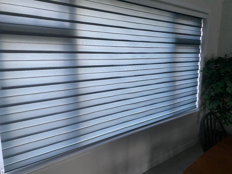 Day/night roller blind