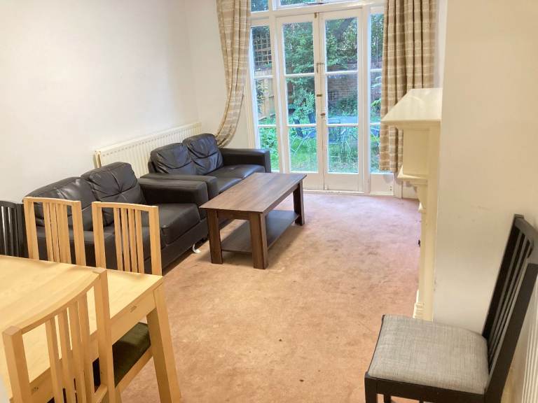 House 5 DBed 2 Bath Shower 3 WC Kitchen Separate Sitting Doors To Garden VeryNearRailTubeBus Shops