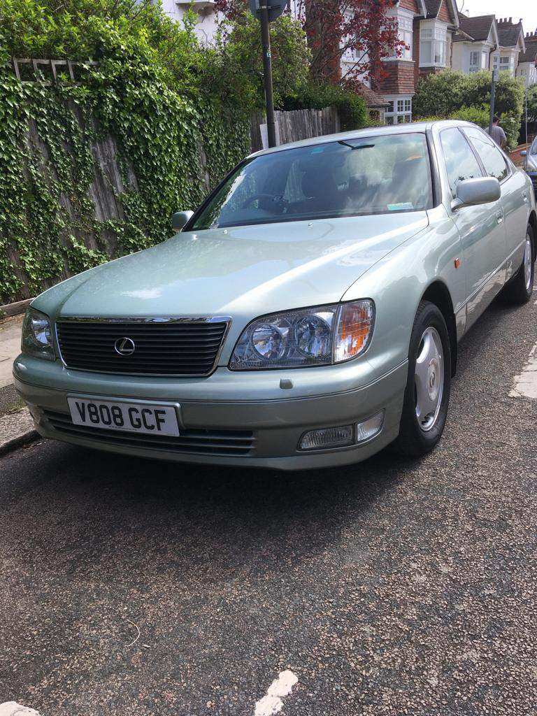 Lexus LS 400 Facelift model (V8 number plate)