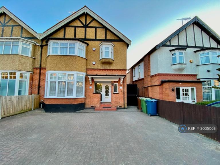 2 bedroom flat in Marsh Road, Pinner, HA5 (2 bed) (#3035068)