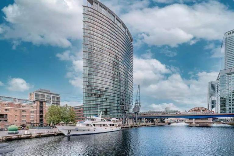 Modern 1-Bed Flat – Canary Wharf / West India Quay – Available Now