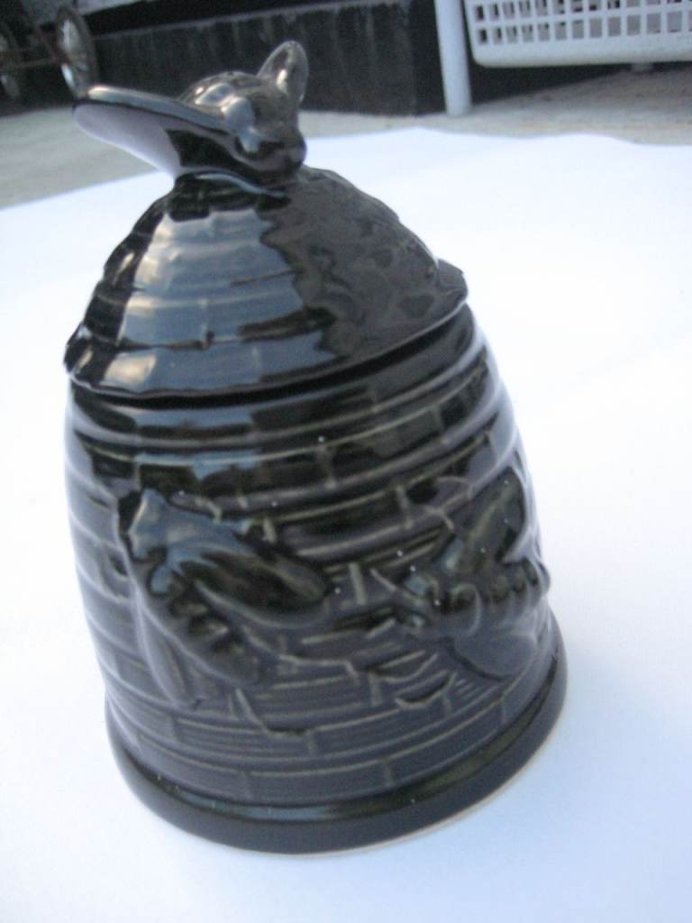 New and Unused Chris Daly Ashburton Potter Glazed Beehive Honey Pot for £7.00