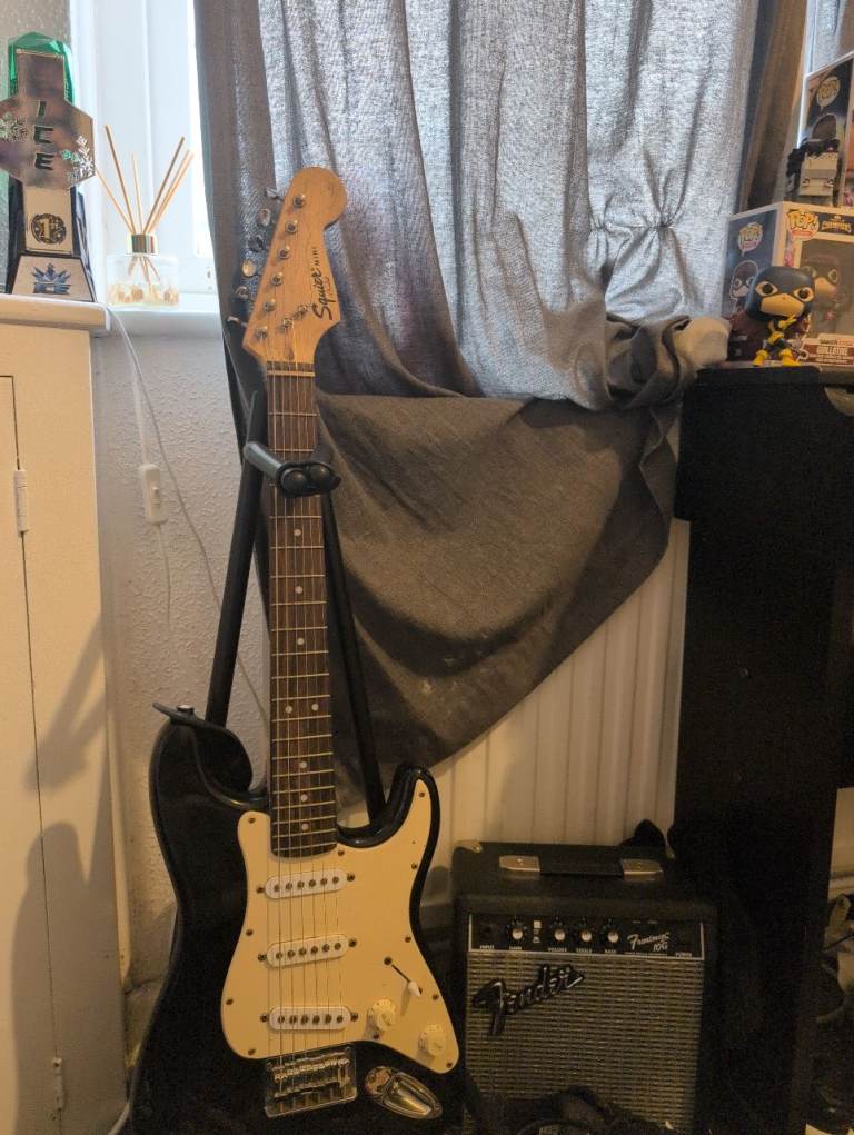 fender e-guitar and amp