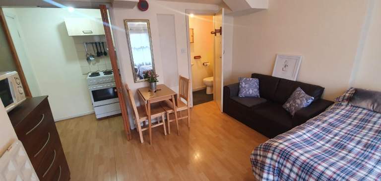 Studio to rent on Chatsworth Road, London