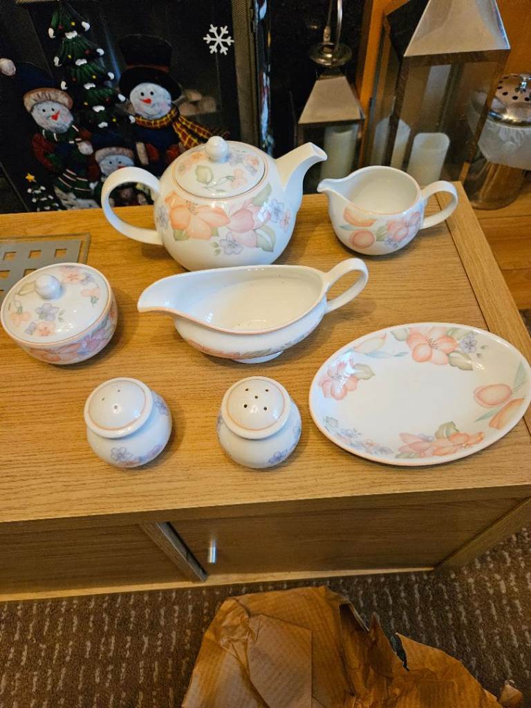 Old St Michael dinner / tea set