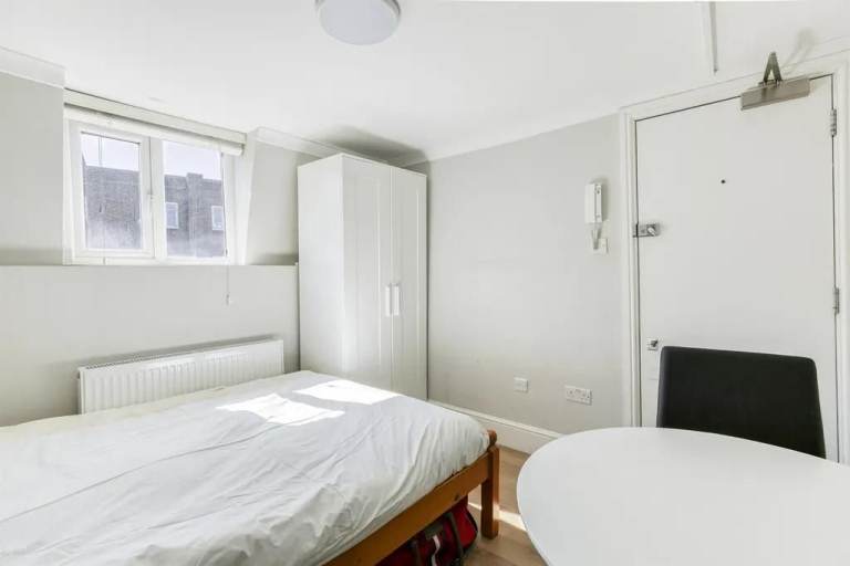 Includes Bills In Flat Double Room To Let Share 2 Bath Kitchen Laundry Very Near Tube Bus Shops