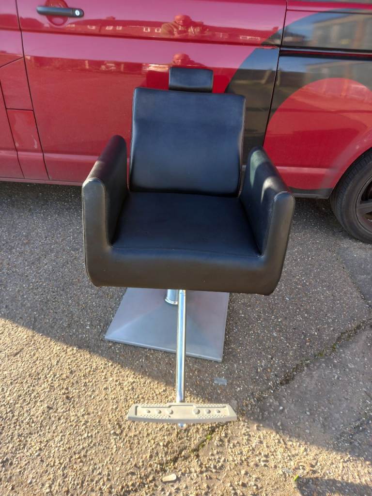 HAIRDRESSER/BEAUTICIANS CHAIR