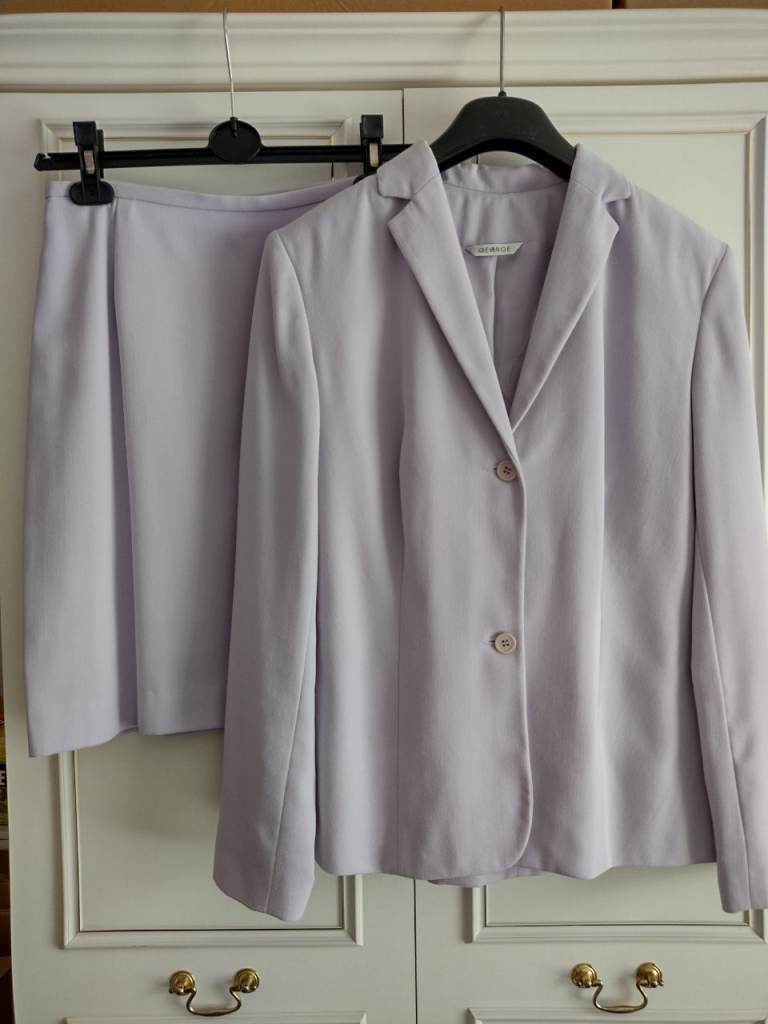 Literally as new! Size 10 Pale Lilac Petite Fit Suit, with a shorter length Skirt, see the details!