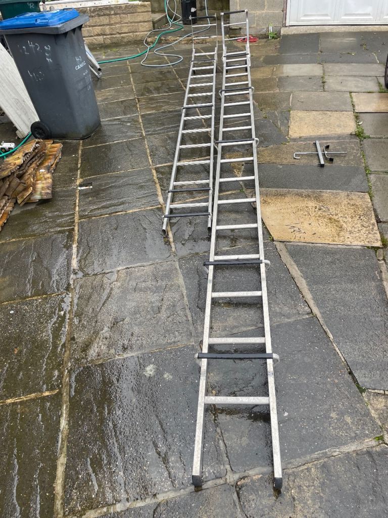 Aluminium Roof Ladder with Wheels – Good Condition