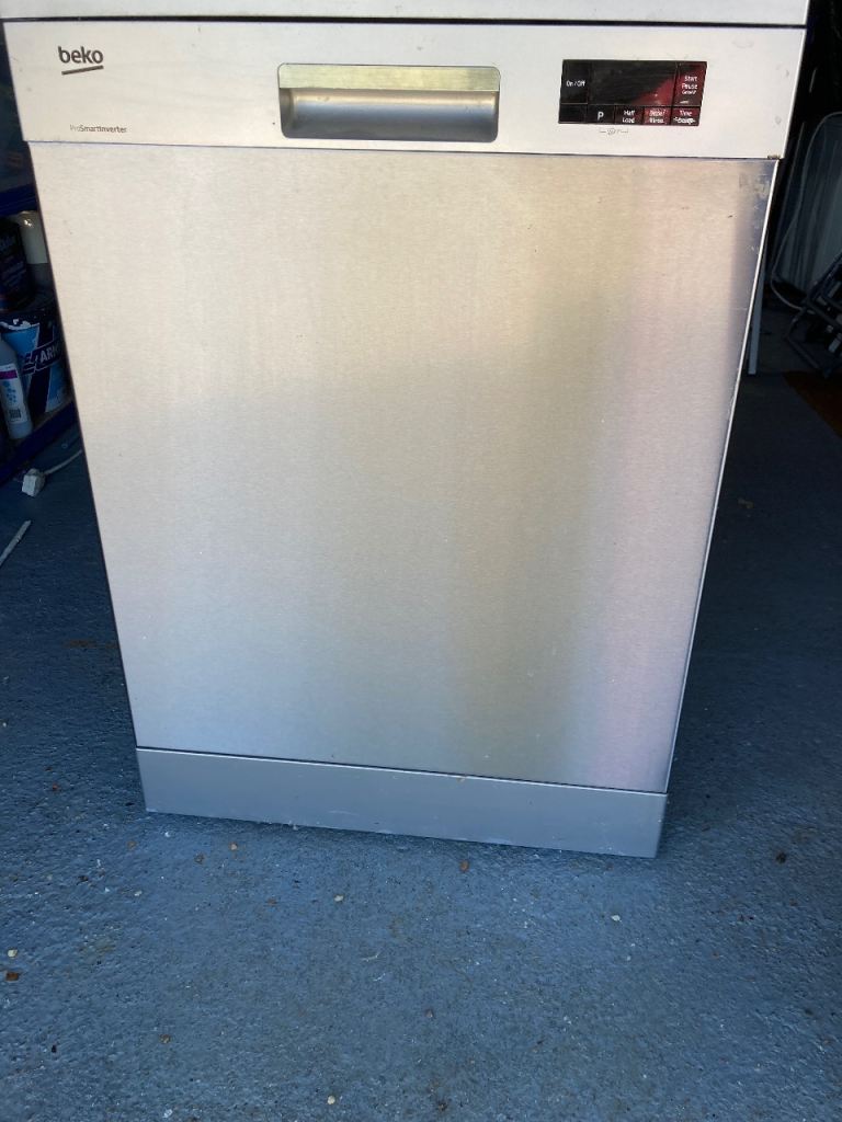 Beko Freestanding Dishwasher – Silver, Good Condition