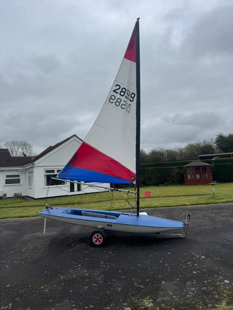 Topper sailing dinghy with 2 sails, a launch trolley and cover