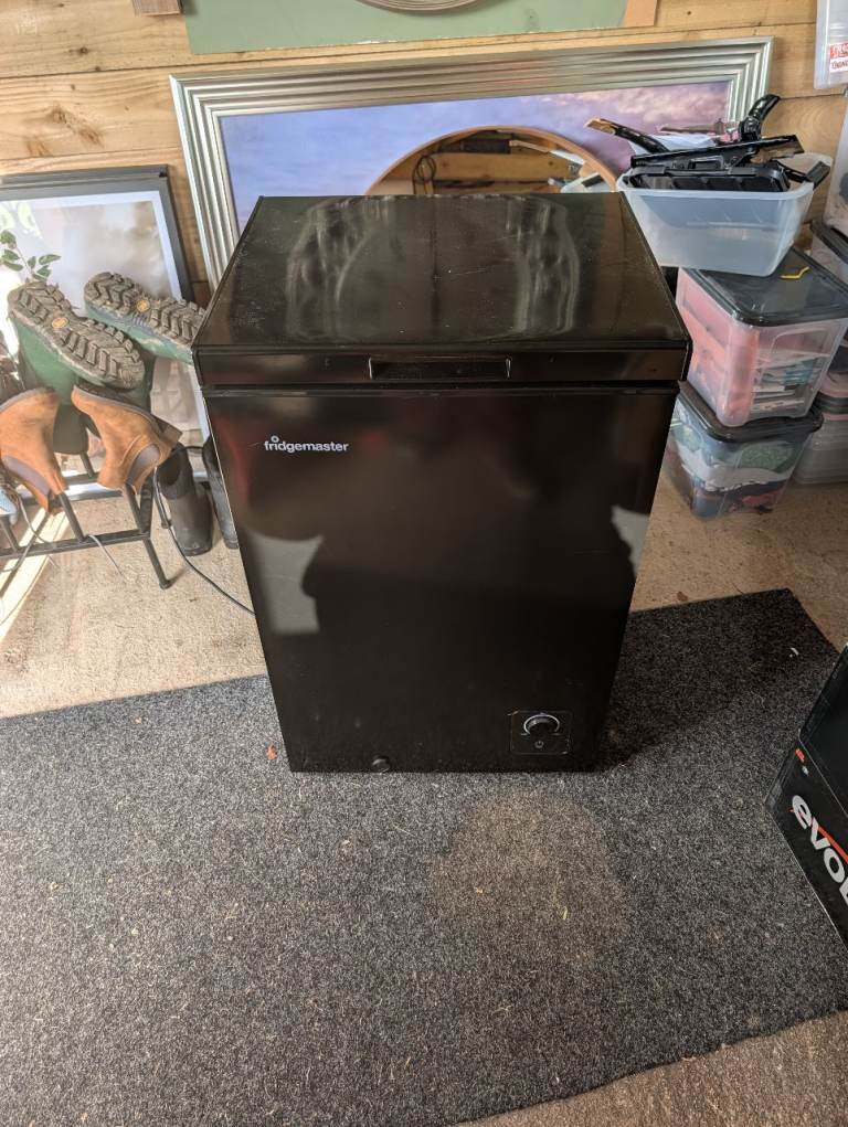 Fridgemaster MCF96B Chest Freezer – Black, Good Condition