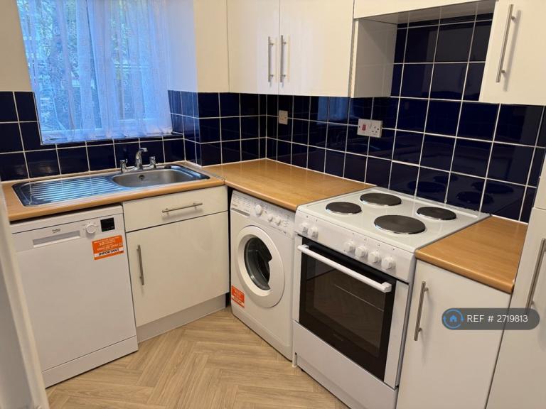 2 bedroom flat in Aldershot, Aldershot, GU11 (2 bed) (#2719813)
