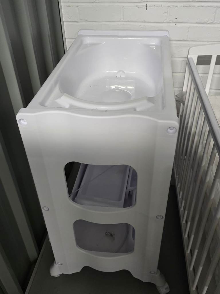 White Baby Changing Station with Integrated Bath Tub