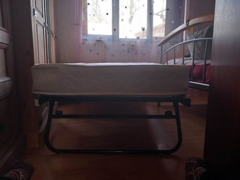 Trundle for day-bed / single pull out bed with mattress