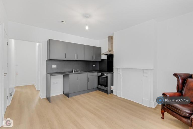 2 bedroom flat in Sefton Avenue, Leeds, LS11 (2 bed) (#2865769)