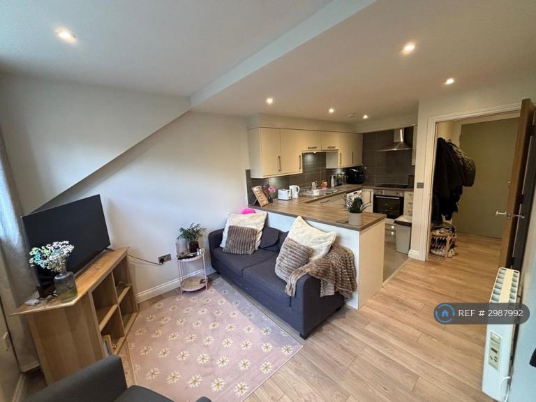 2 bedroom flat in Headingley Lane, Leeds, LS6 (2 bed) (#2987992)