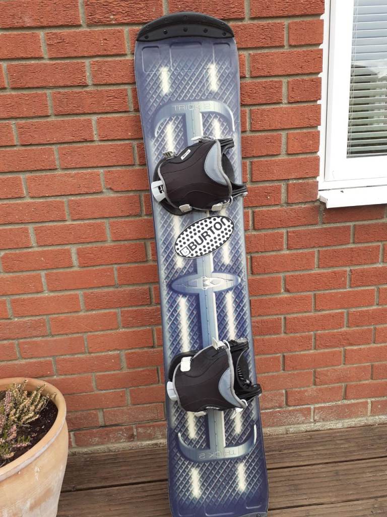 Burton Snowboard with Bindings and Bag – Good Condition