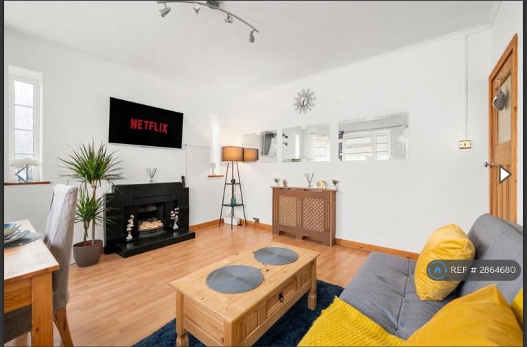 2 bedroom flat in Crownstone Rd, London, SW2 (2 bed) (#2864680)
