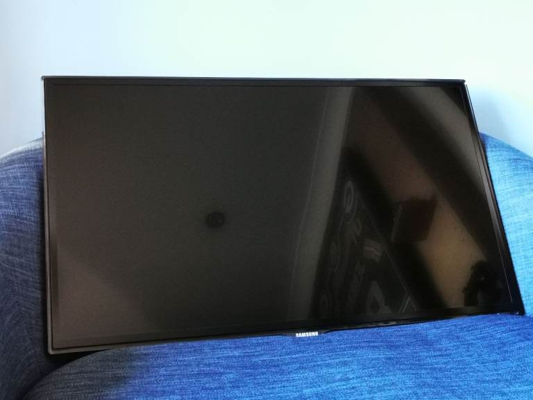 Samsung 37" LED Smart TV (UE37ES550) - Including Wall Mount & Samsung TV Dongle