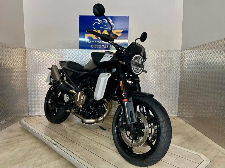 HUSQVARNA 801 SVARTPILEN 2025, ONLY 1 OWNER & 1,111 MILES!! SAVE £'S ON NEW
